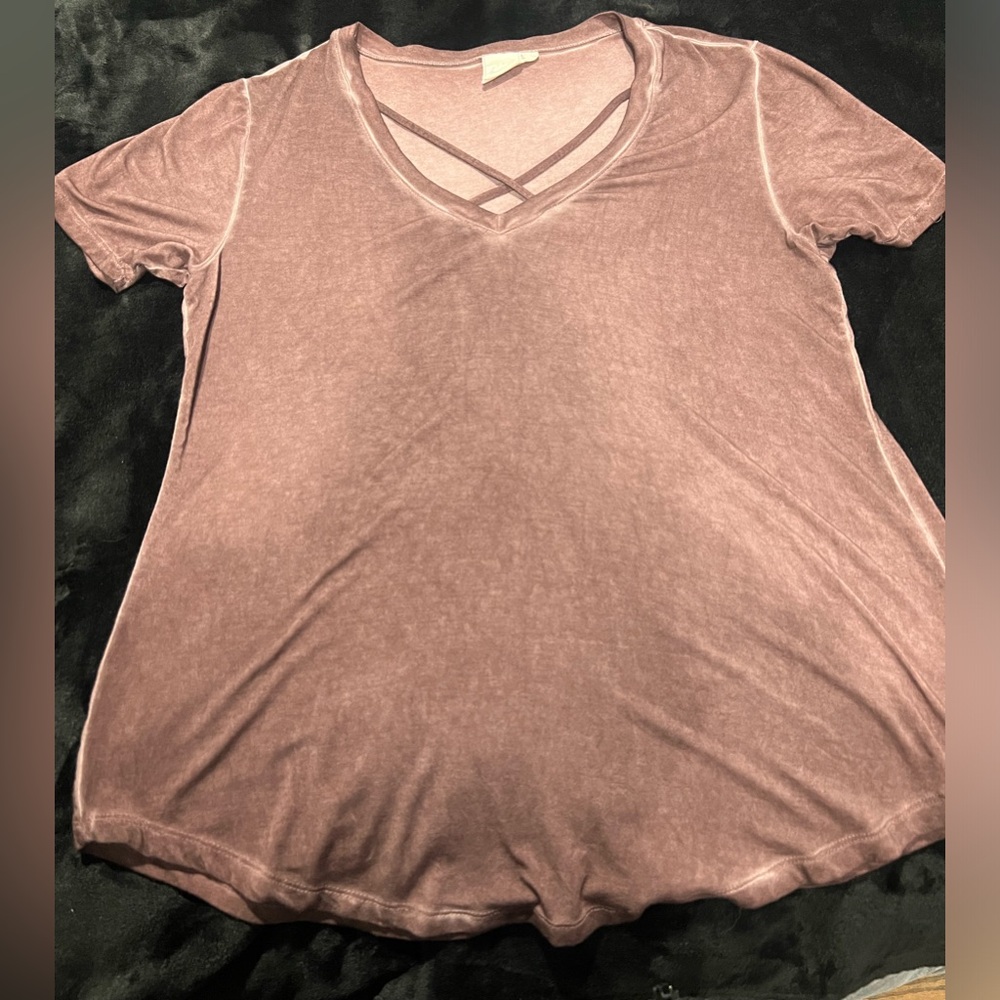 White Crow from Buckle. Beautiful purple shirt. Slightly used. Size M.